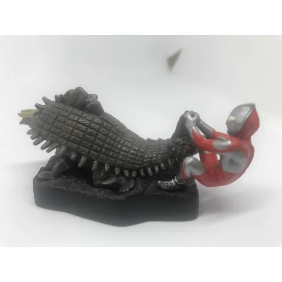 Skydon Vs Ultraman Diorama Coleccionable Edición Limitada Or