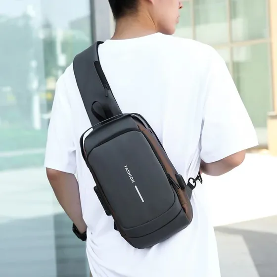 Bolso Manos Libres Antirrobo Mini Pechero Con Clave Hombre Color Negro/dorado Diseño De La Tela Lisa
