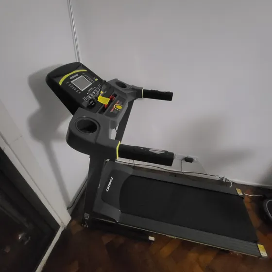 Cinta De Correr Eléctrica Omiko 23tk 220v Color Gris Y Negro Negro