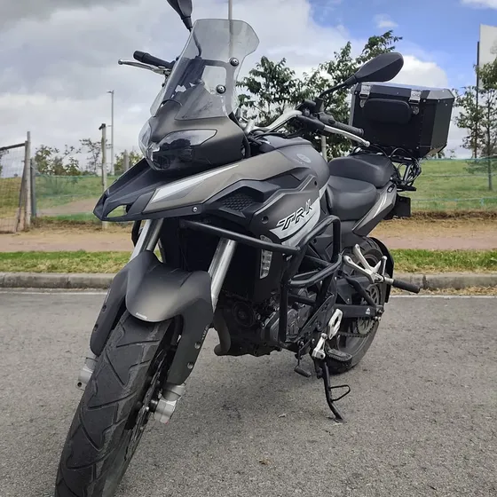 Es Una Motocicleta De Aventura (touring) De Entrada.