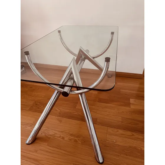 Mesa De Vidrio Con Patas Cromadas Marca Simet Blanco Plateado