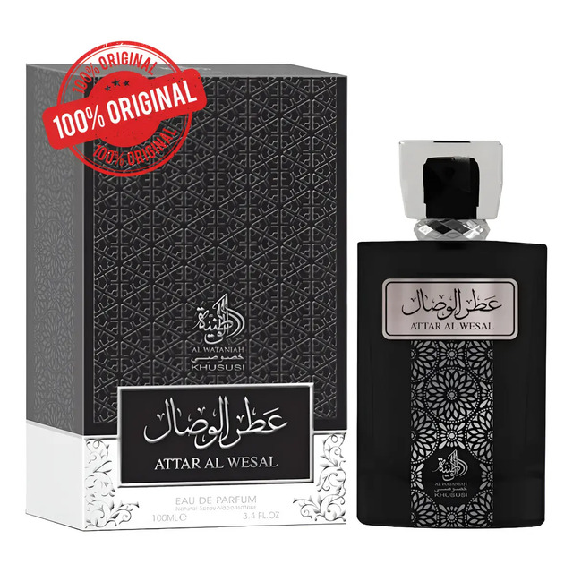 Frasco de perfume masculino Al Wataniah Attar Al Wesal de 100ml ao lado de sua caixa preta decorada com detalhes geométricos e selo de originalidade