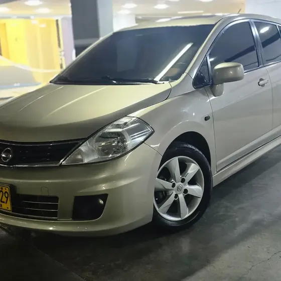 Nissan Tiida 2012 1.8 Premium 5 P