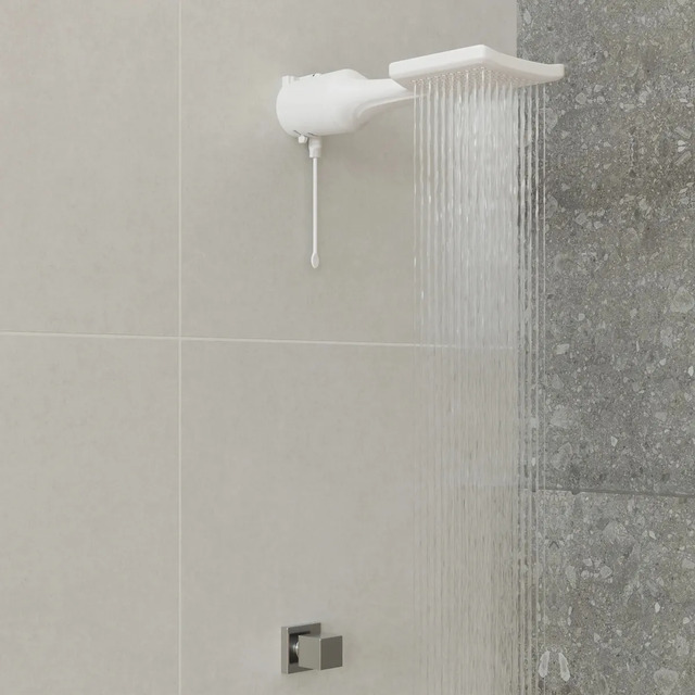 Ducha Lorenzetti Loren Shower Ultra Eletrônica branca instalada na parede com jato de água em funcionamento