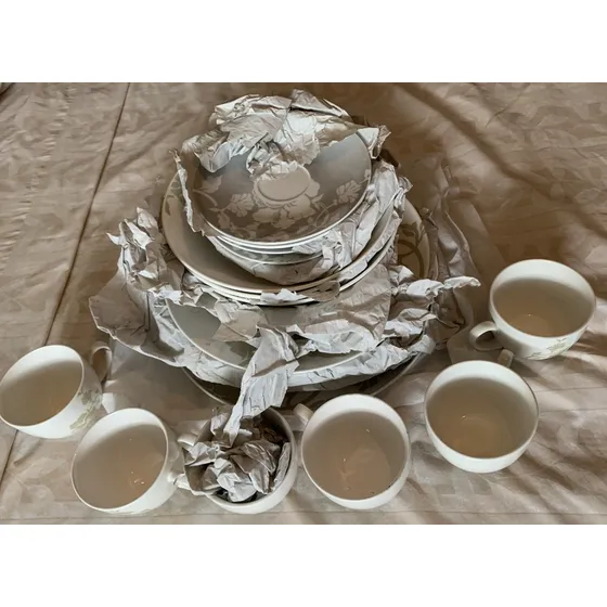 Hermosa Y Elegante Vajilla En Porcelana Importada 6 Puestos 