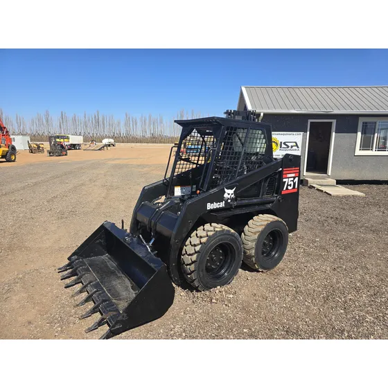Minicargador Bobcat 751 Con Motor Diesel 4 Cil. Y Aditamento