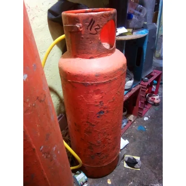 Tanque De Gas Usados Parte De Abajo No Está Picado