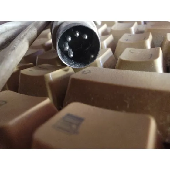 Teclado Con Conector Din - Usado