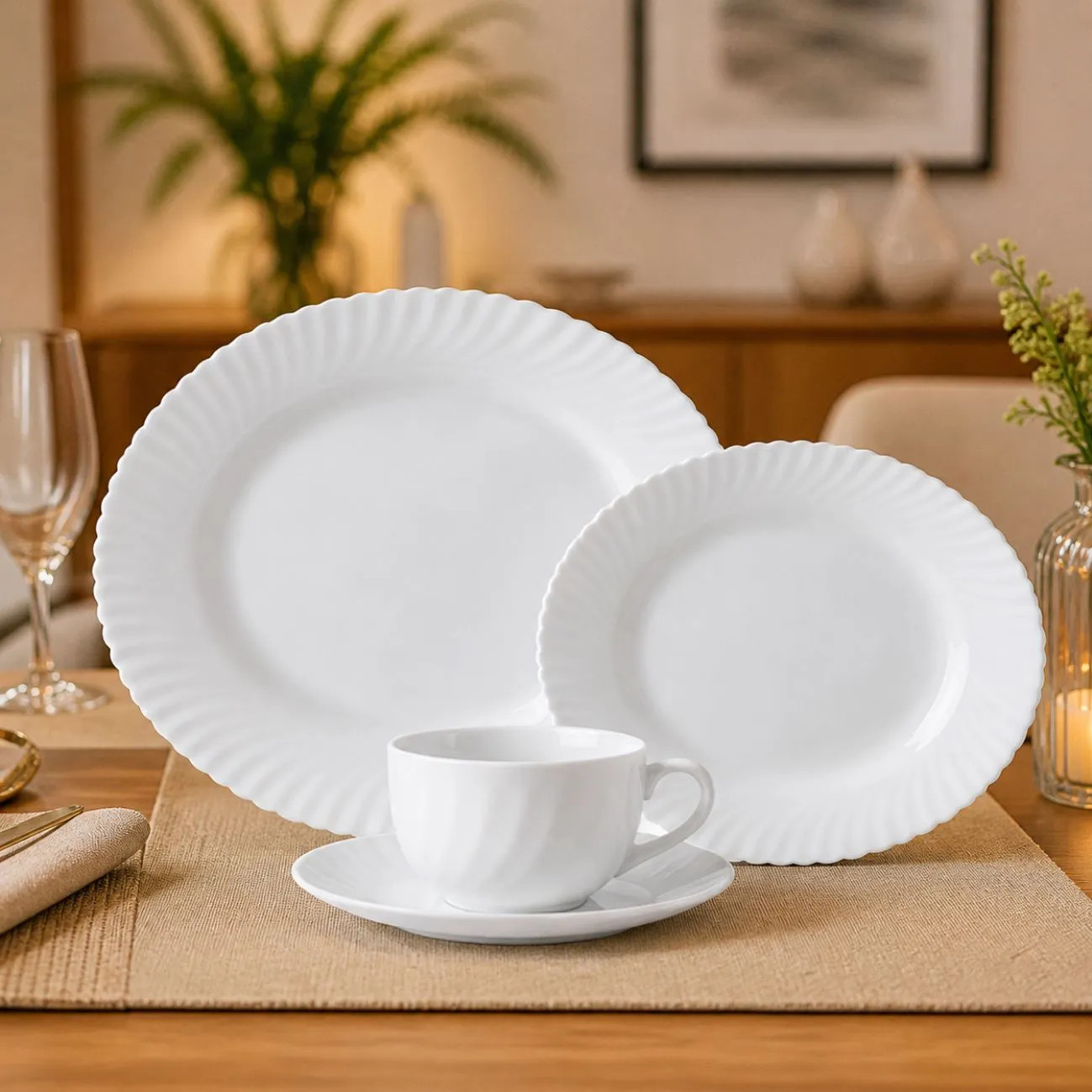 Aparelho de jantar de 16 peças na cor branca, composto por pratos rasos, pratos de sobremesa e xícaras com pires, dispostos sobre uma mesa com jogo americano.