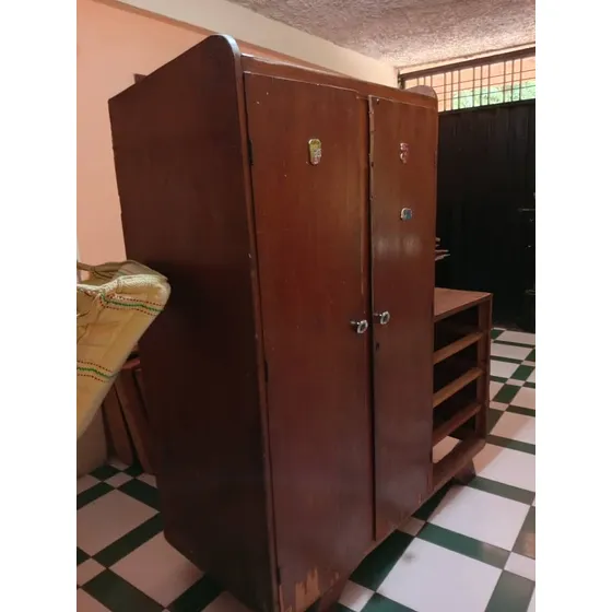 Escaparate De Madera Con Gavetero Usado