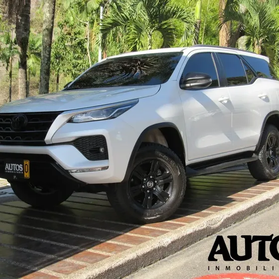 Toyota Fortuner 2024 Sr Cc2.400 Diesel 4x2 7 Puestos 148hp
