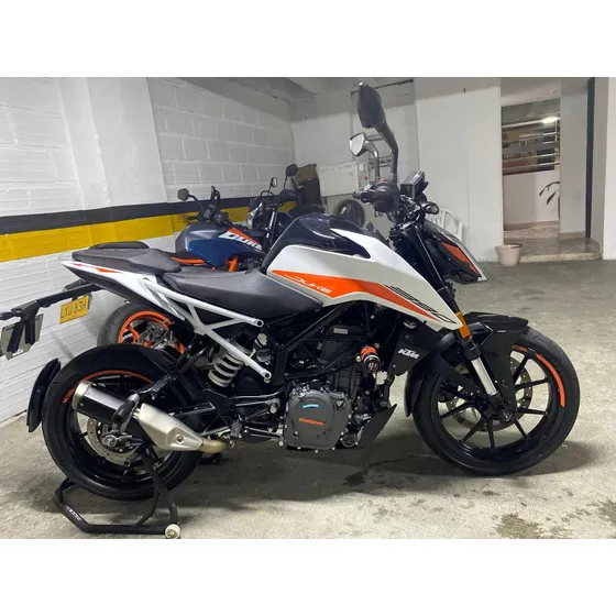 Duke 390 Ng Modelo 2023 Color Blanco Y Negro  Llantas Nuevas