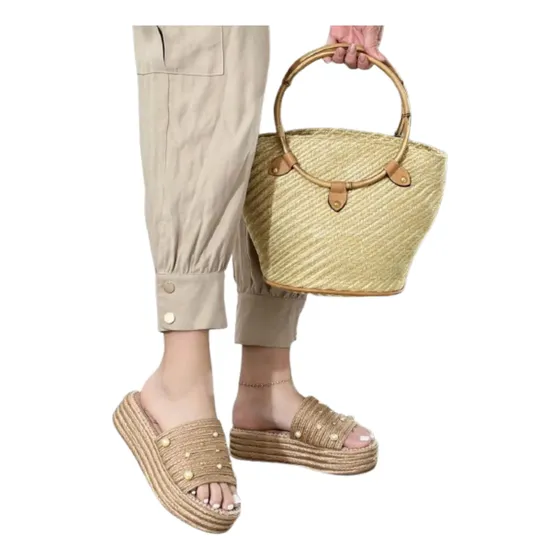 Sandalia Plataforma Con Detalle Perlado Y Cartera Artesanal
