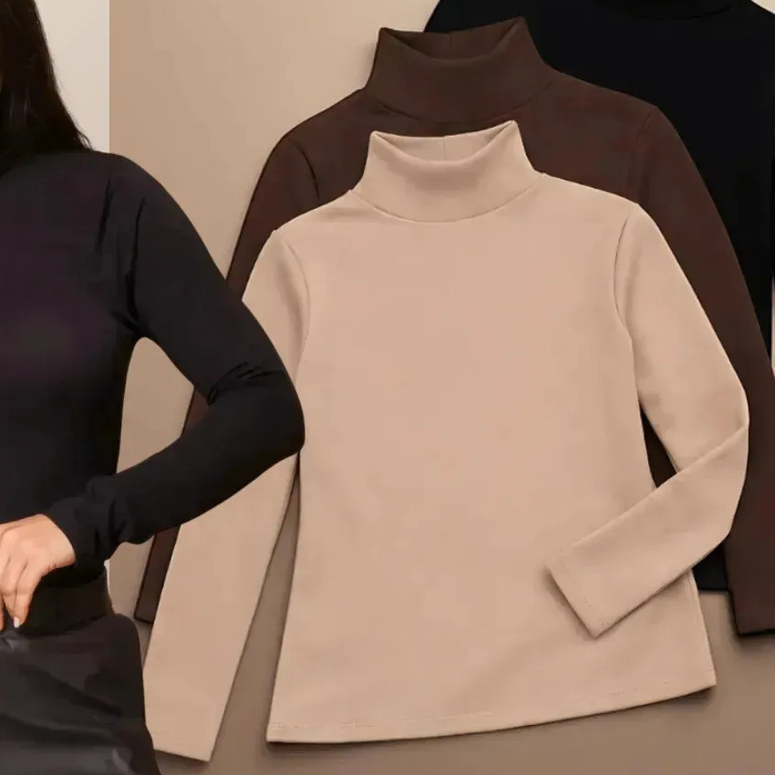 Kit com três blusas femininas cacharrel de gola alta e manga longa nas cores preto, marrom e nude dispostas sobre uma superfície