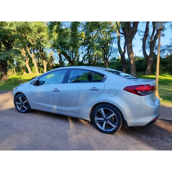 Kia Cerato 2.0 Sx At6 4 P
