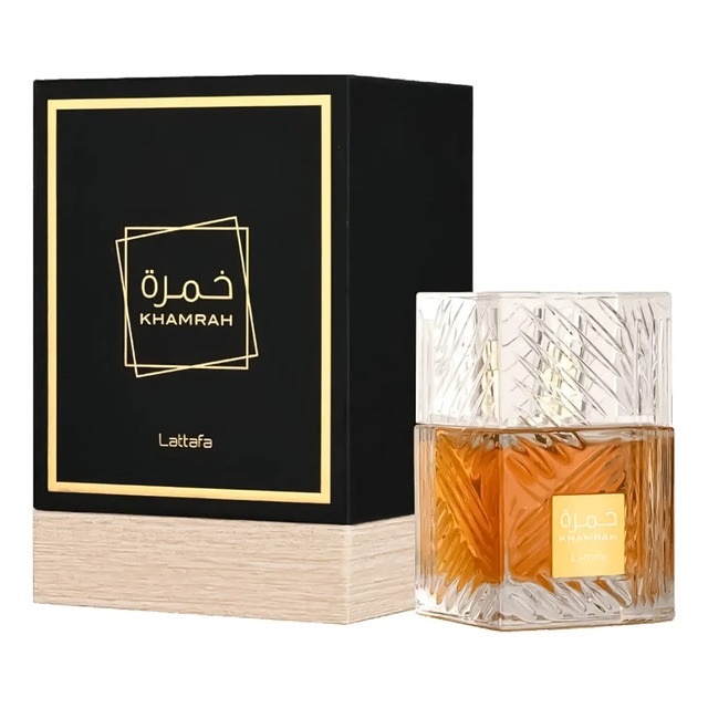 Perfume Lattafa Khamrah de 100ml ao lado de sua caixa preta e dourada com base texturizada.