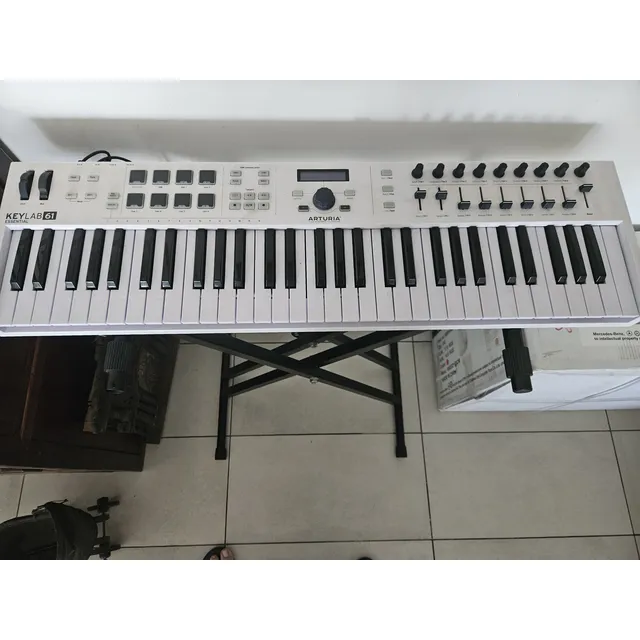 Controlador Midi Arturia Keylab Essential 61 Blanco