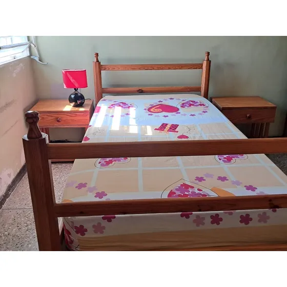 Cama Individual Con Mesas De Noche Y Colchón Usada