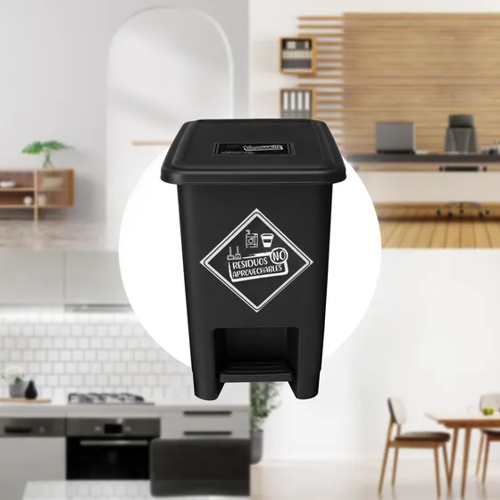 Caneca de Reciclaje Plástica con Pedal de 8 Litros, Papelera Compacta, Resistente y Elegante en Color Negro para Almacenar Residuos Solidos en Hogar, Oficina o Baño.