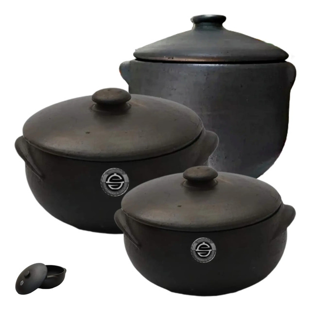 Conjunto de três panelas de barro capixaba na cor preta, com tampas e alças laterais, dispostas em tamanhos crescentes.