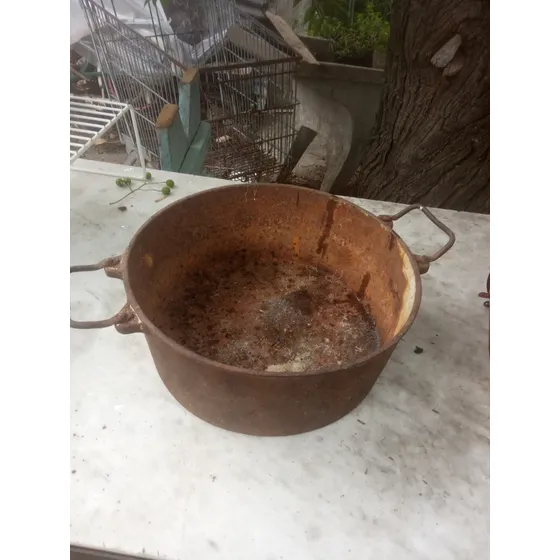 Antigua Olla De Hierro Fundido 40cm Diámetro Rota Decoración Negro