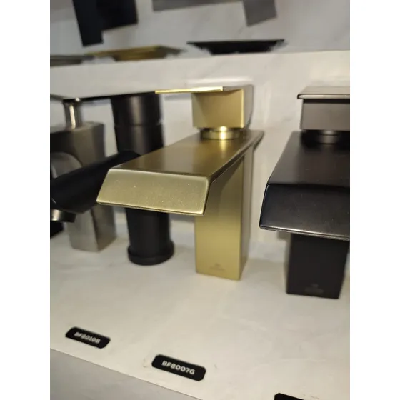 Llave Lavamanos En Color Dorado 