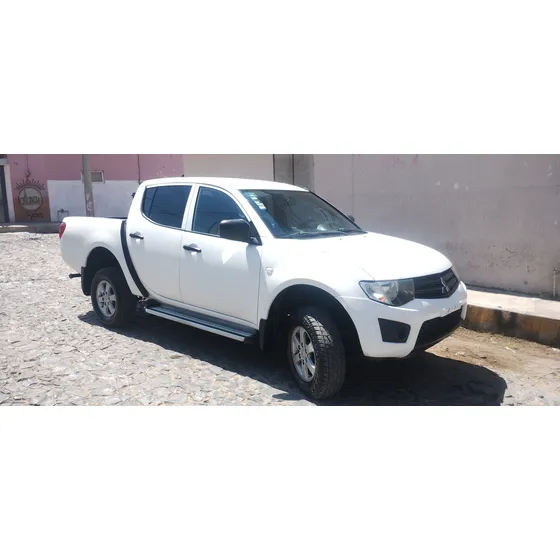 Mitsubishi L200 2.4 Cabina Doble 4x2 Mt