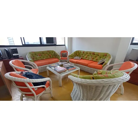 Juego Clásico De Mimbre Con Mesa Y Sillón Usado