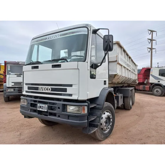 Camión Balancin Con Cabina Y Equipo Roll Off Marca Iveco