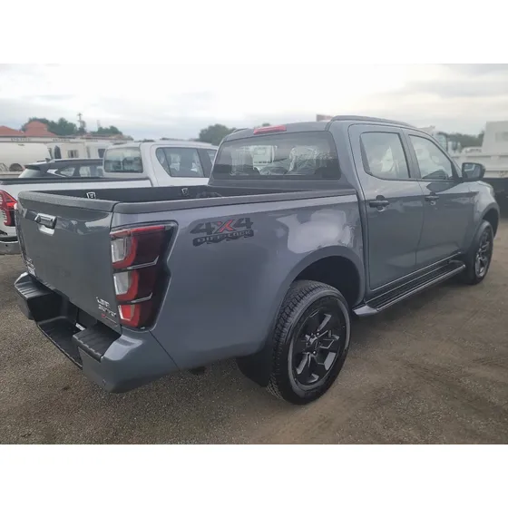 Isuzu Hilux Full