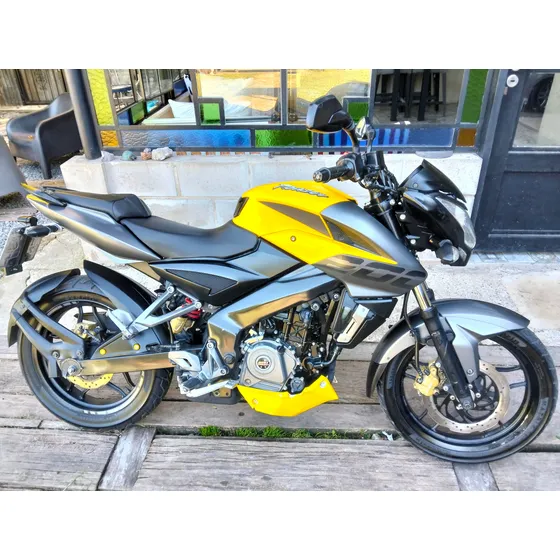 Rouser Ns 200