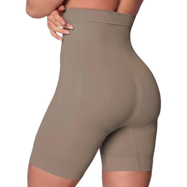 Vista lateral de uma modelo vestindo cinta modeladora tipo short na cor bege, com cós alto e detalhe de silicone na cintura.