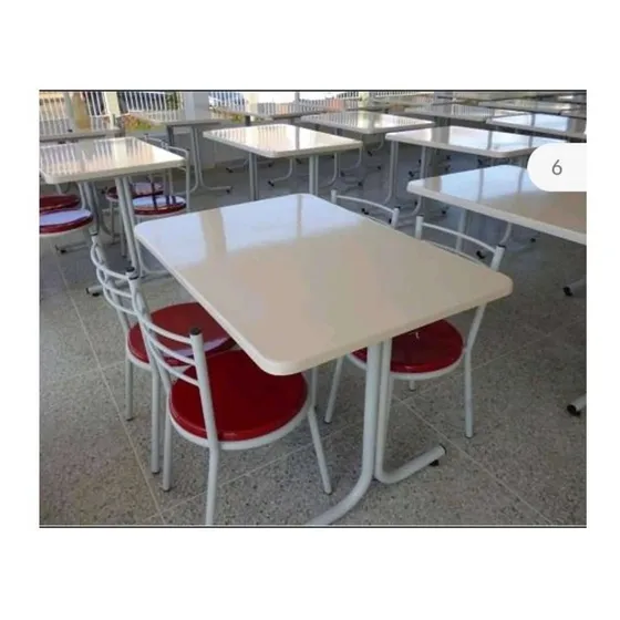 Comedor Con Tope Y Asientos En Fibra De Vidrio Y Hierro