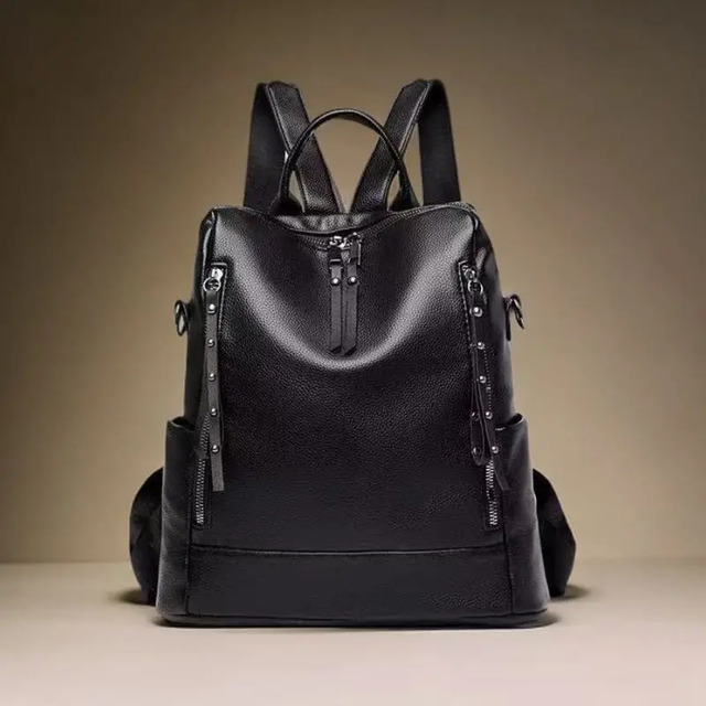 Mochila feminina executiva de couro sintético na cor preta, com zíperes frontais e design moderno