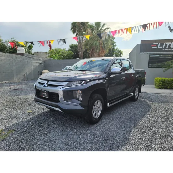 Mitsubishi L200 2.4 Cabina Doble 4x2 Mt