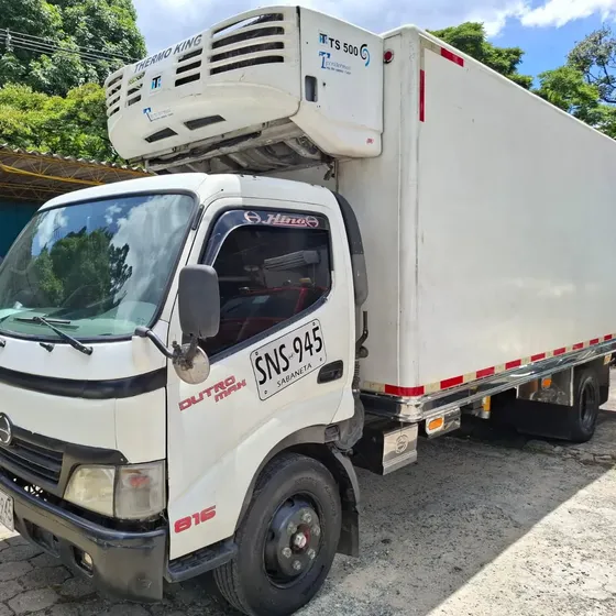 Hino Dutro Max 816 / Modelo 2013