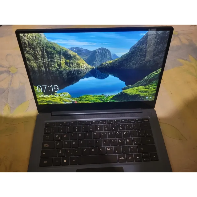Laptop Intel Core I3 Octava Generación, Ssd 240gb 8gb De Ram