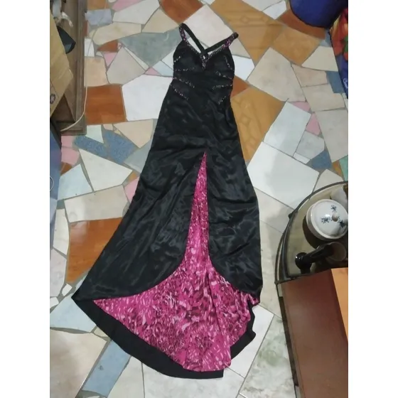 Vestido Largo De Gala Razo Negro Y Fucsia Con Piedras Y Cola