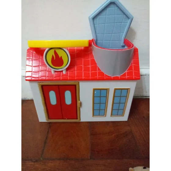 Casita Con Dos Muñequitos