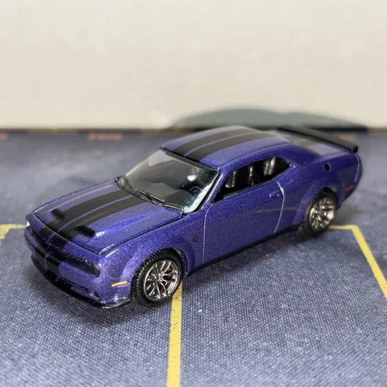 Dodge Challenger Srt Morado 1:64 Autoworld