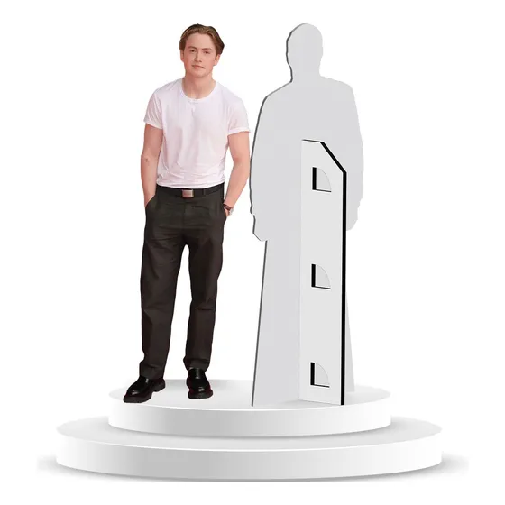 Figura De Coroplast De Kit Connor A Tamaño Real Con Base