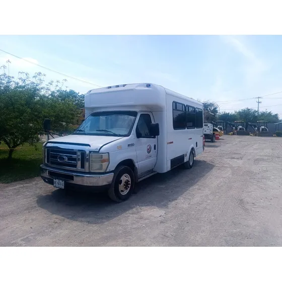 Ford Econoline 5.4 E-350 Wagon V8 15 Pasajeros Mt