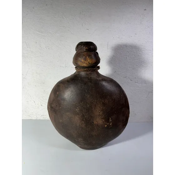 Antigua Cantimplora De Cuero Artesanal Con Tapón Marrón Oscuro
