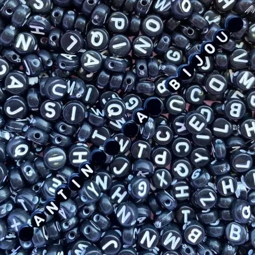 Mostacilla Letritas  X 50 Grs Pulseras Blancas Y Negro