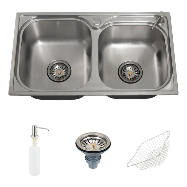 Cuba dupla de cozinha Ticunas da Pingoo.casa em aço inox, acompanhada de dosador de sabão, válvula de escoamento e cesto escorredor aramado.