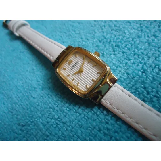 Citizen Azteca White Mini Reloj Retro Para Mujer