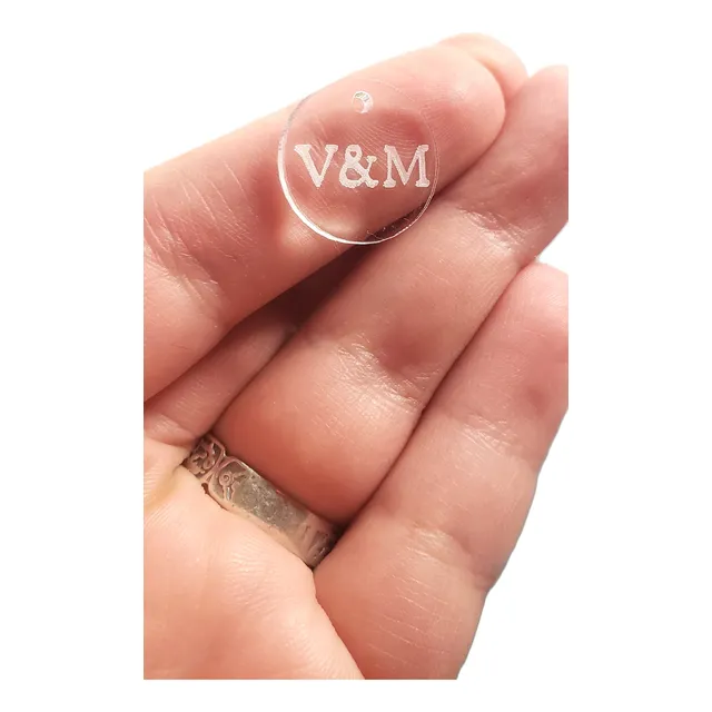  100 Etiquetas-dijes Acrilico 1,7 Cm Laser Marca Ropa 2mm