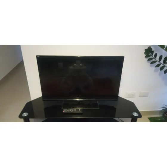 Tv Led Hyundai 32 Con Base De Pared Usado
