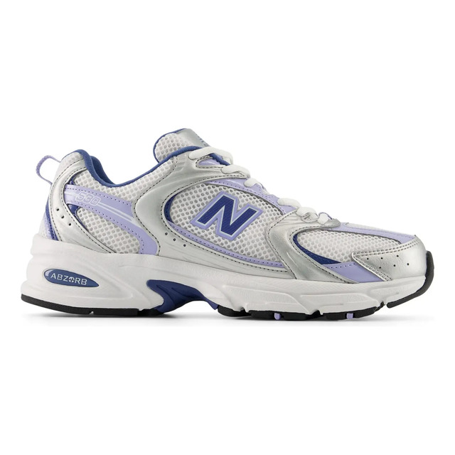 Tênis New Balance 530 unissex na cor branca com detalhes em prata e lilás, exibindo a logo N lateral e tecnologia ABZORB na entressola