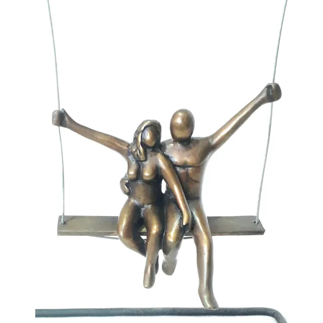 Escultura De Pareja De Bronce  En Columpio De Bronce